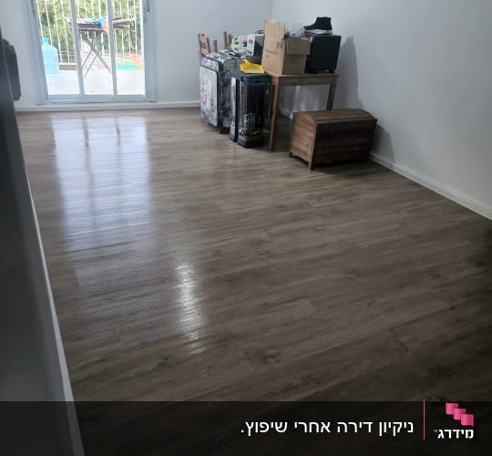 רצפה נקייה ומבריקה בחדר עם חלון גדול